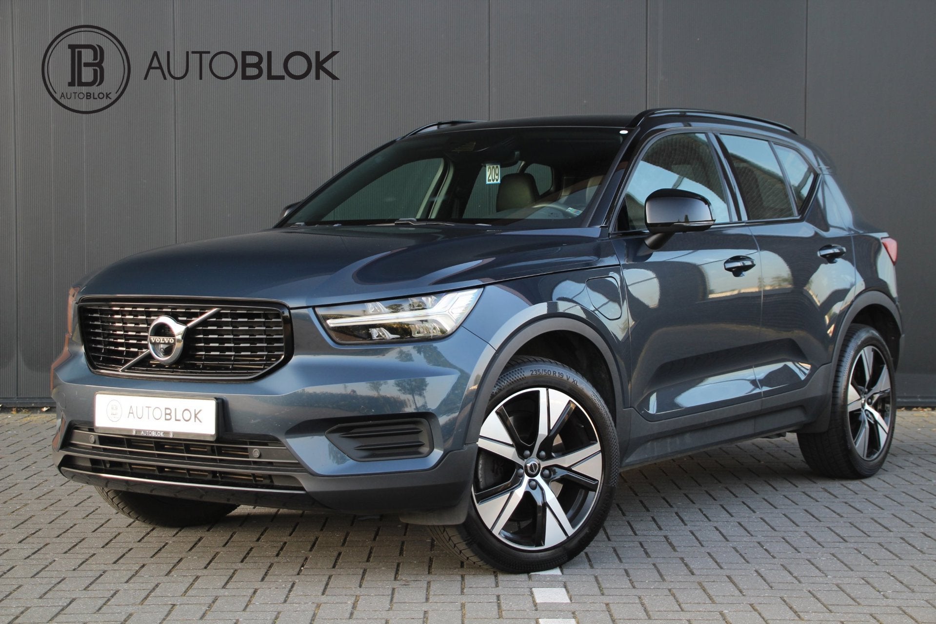 Volvo XC40 1.5 T4 Recharge R-Design | SOH 97% | Stoelverwarm, Auto's, Dealer onderhouden, Zwart, Blauw, Bedrijf