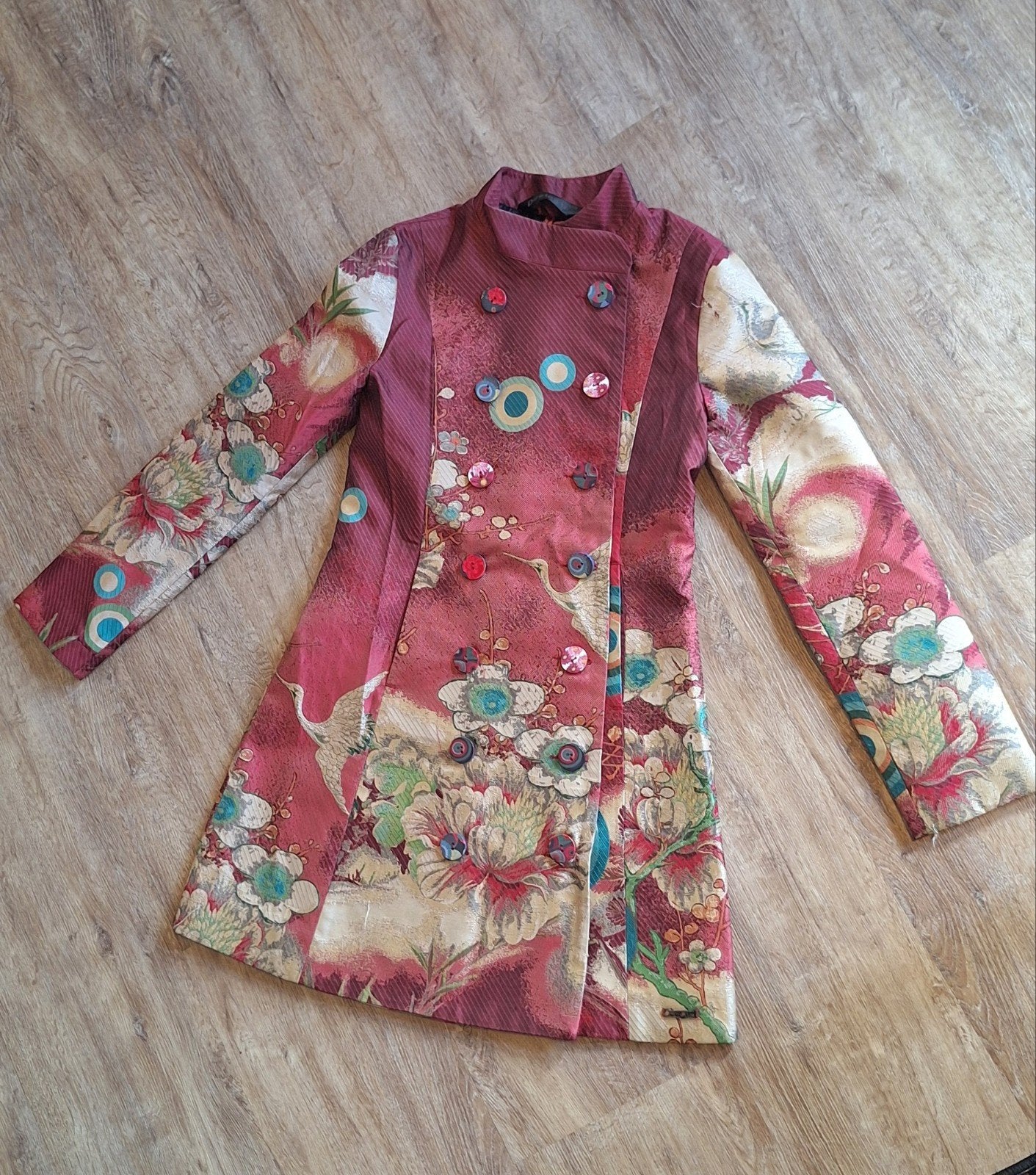Desigual Jas/Mantel met kraanvogel & bloemenpri maat 38, Desigual, Gedragen, Rood, Ophalen