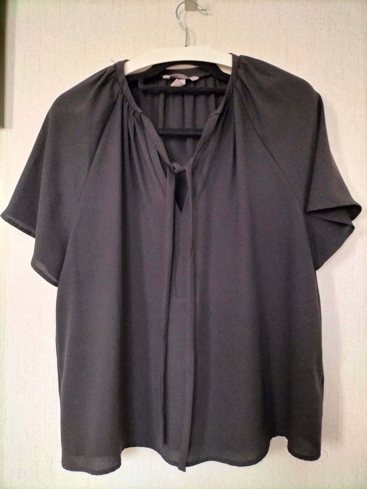 Zwarte blouse met korte mouwen en strikdetail - maat M, Maat 38/40 (M), Zwart, Ophalen of Verzenden, Onbekend