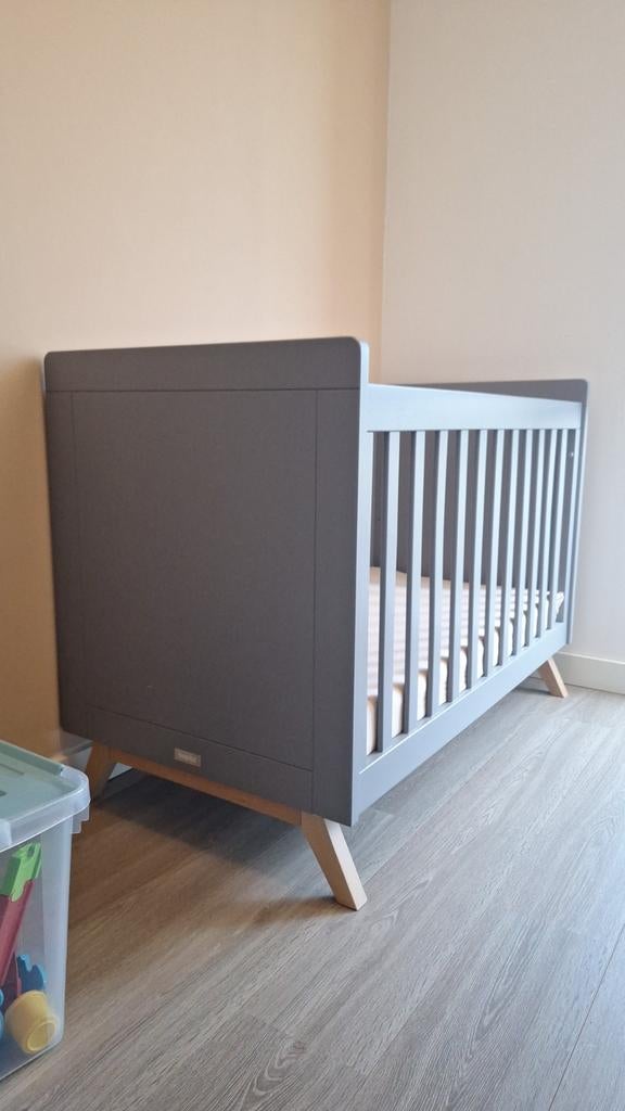 Bopita ledikant en commode - Grijs met hout, Kinderen en Baby's, Kinderkamer | Bedden, Gebruikt, Ophalen