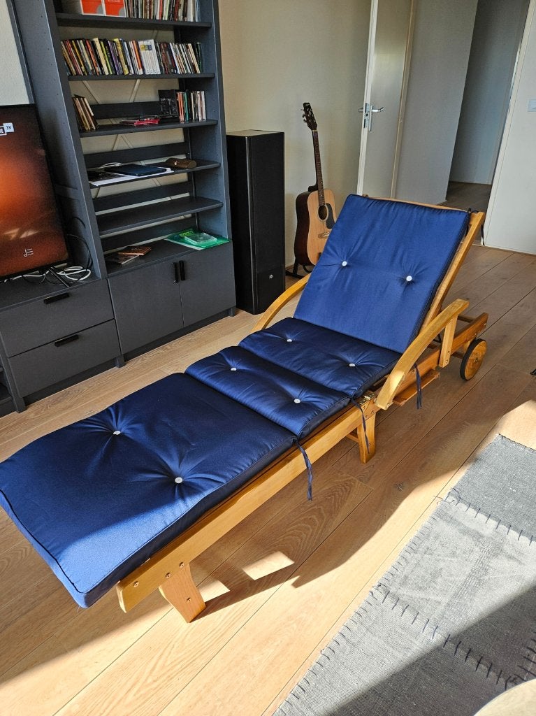 Houten ligbed met kussen (blauw), Tuin en Terras, Ophalen, Gebruikt, Hout, Inklapbaar