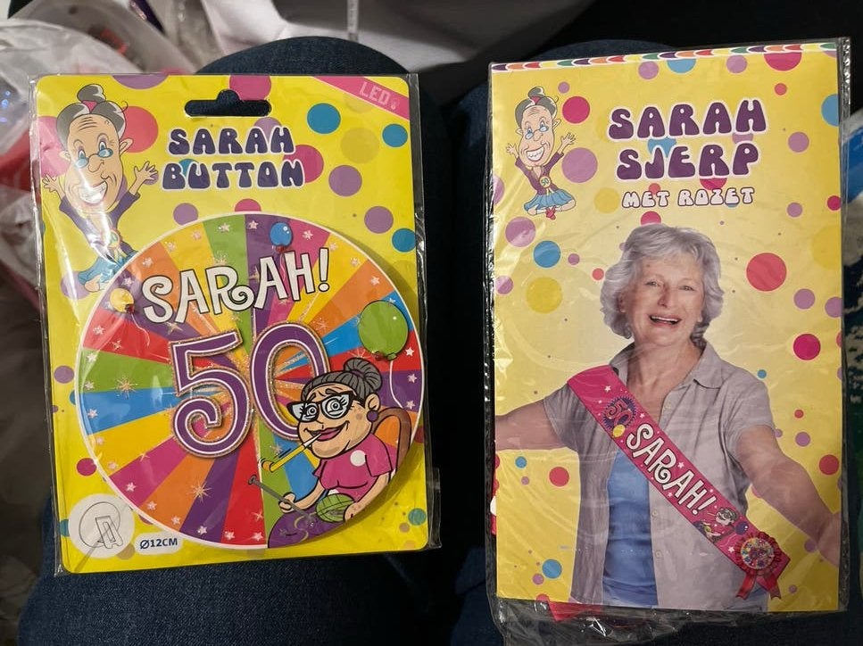 Sarah 50 jaar button en sjerp - Nieuw in verpakking, Ophalen of Verzenden, Nieuw, Feestartikel, Abraham of Sarah