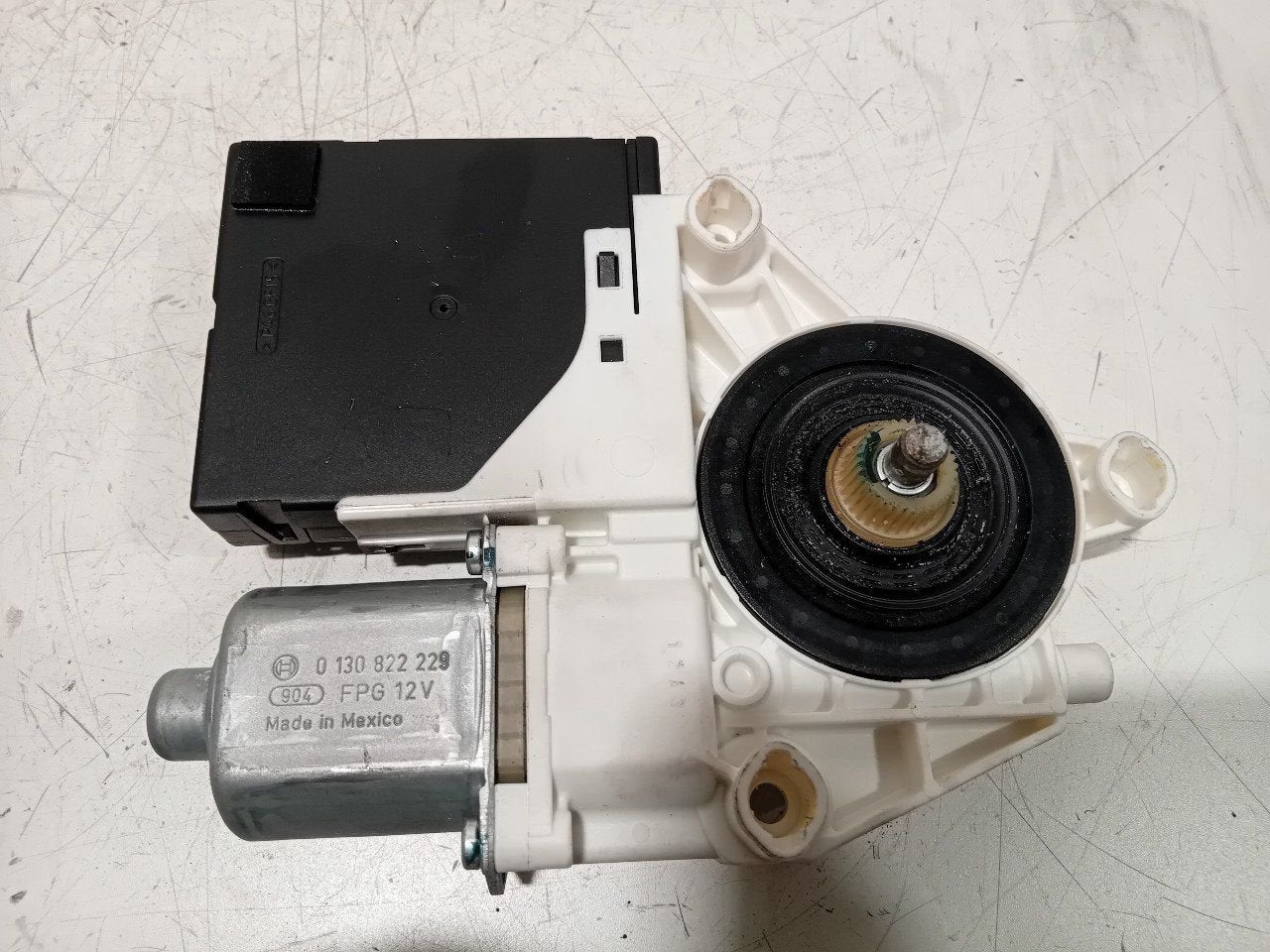 Motor raammechaniek elektrisch links voor Volkswagen Golf, Onderdelen@venauto.nl, Van der Ven Autorecycling B.V., Gebruikt, Ettenseweg 76, 4706 PB Roosendaal, The Netherlands
