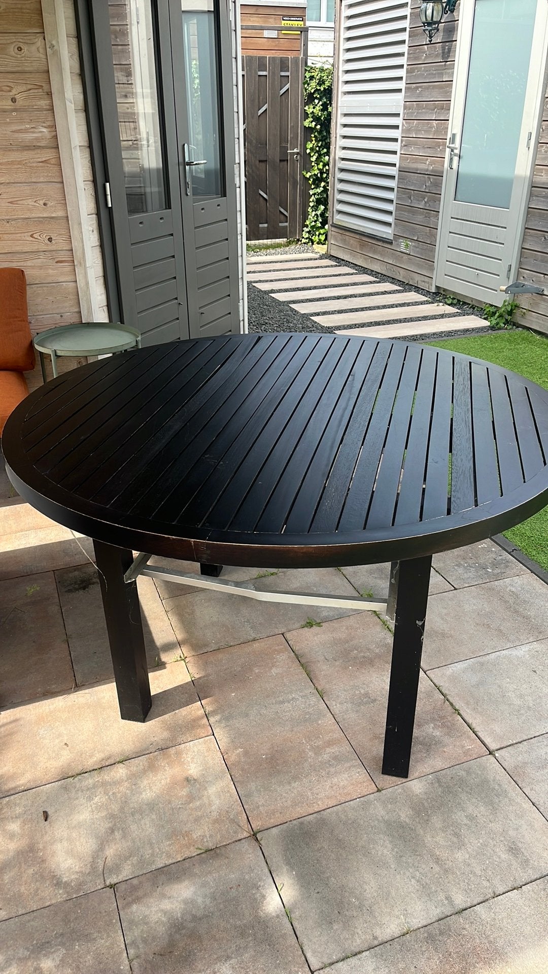Ronde zwarte tuintafel - Gebruikt, Tuin en Terras, Tuintafels, Ophalen, Gebruikt, Rond, Hout