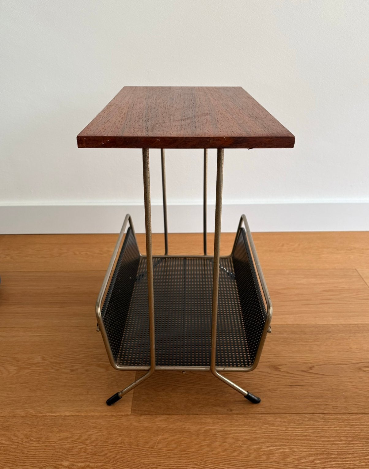 Mid-century vintage bijzettafel met lectuurbak, Minder dan 45 cm, Minder dan 55 cm, Rond, Vintage, Mid-century