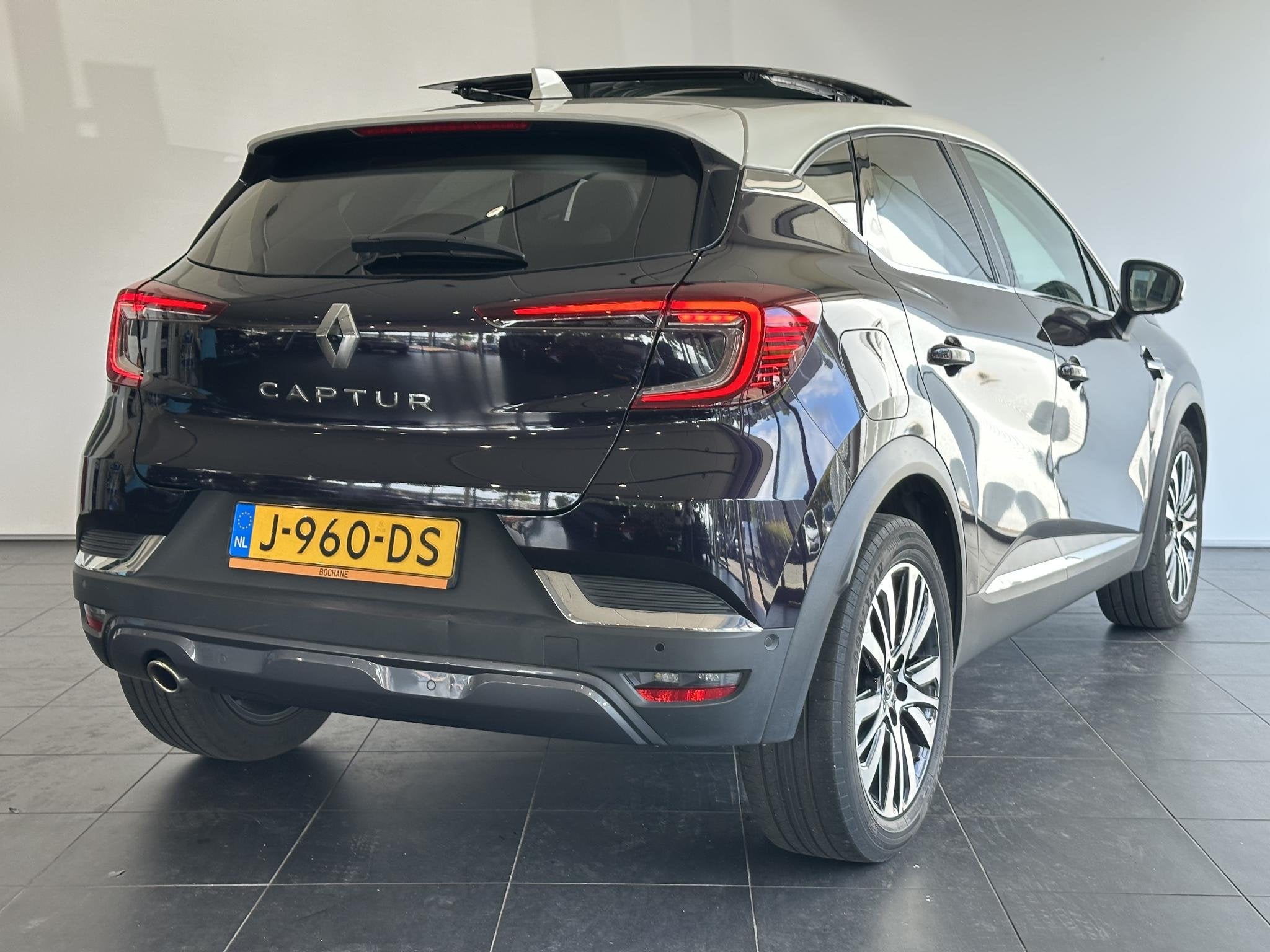 Renault Captur 1.3 TCe 155 Initiale Paris AUTOMAAT | PANORAM, Gebruikt, 4 cilinders, Met garantie (alle), Automatische klimaatregeling
