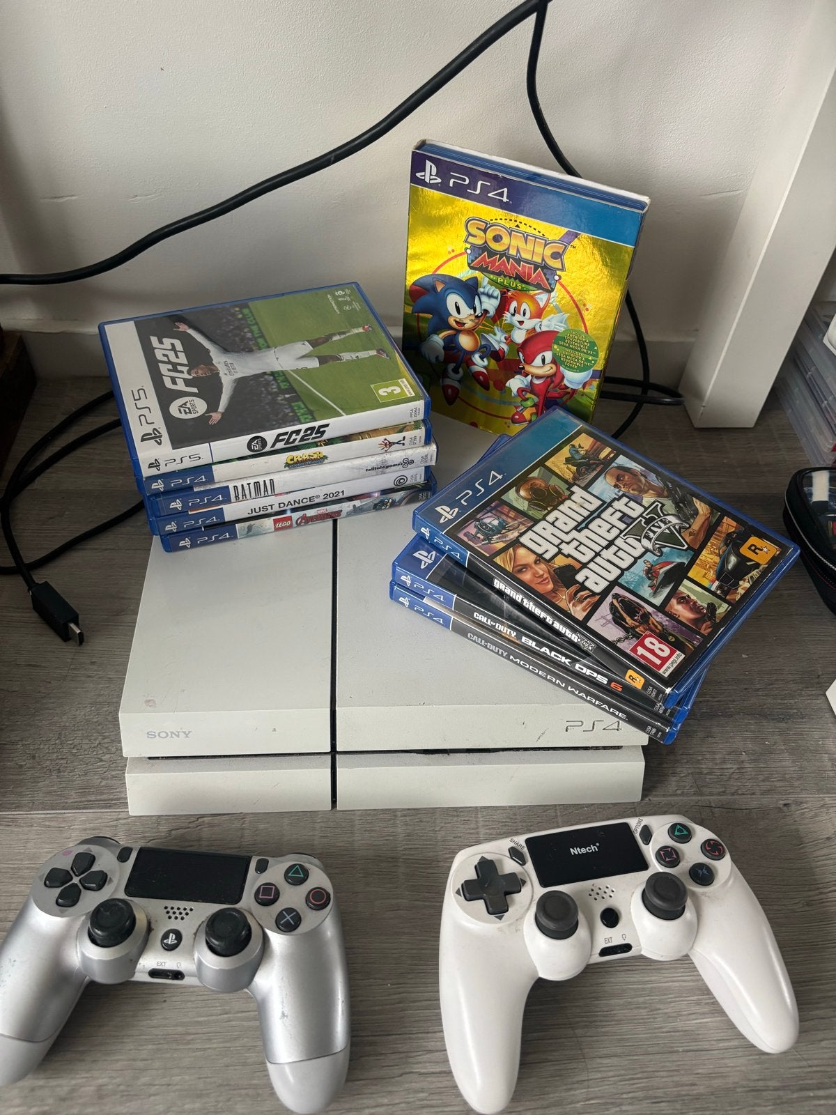 Witte PS4 Slim met 2 controllers en 9 games, Gebruikt, Vanaf 18 jaar, Overige genres, Eén computer