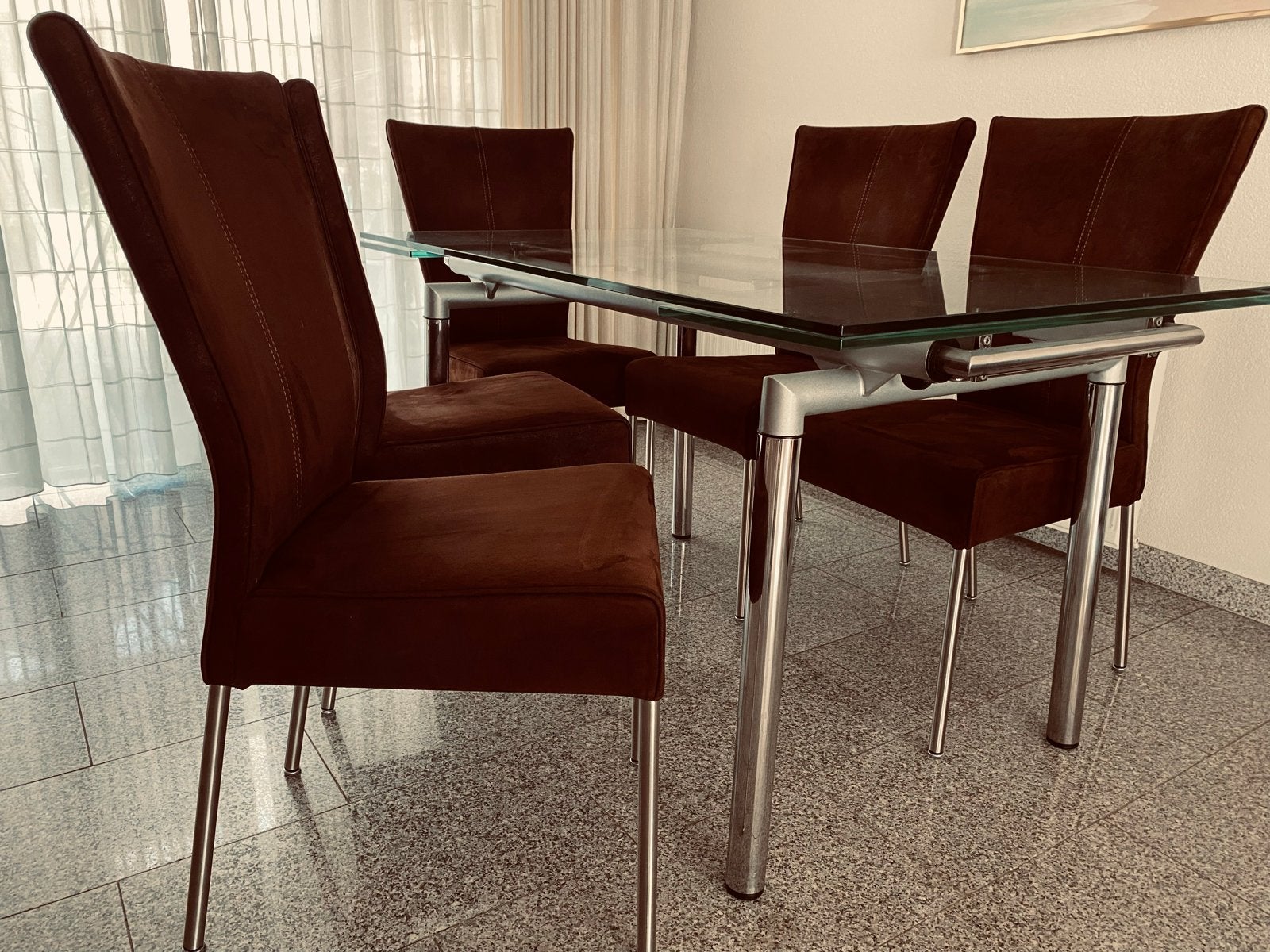 Elegante glazen eettafel met 5 bruine leerstoelen, Huis en Inrichting, Ophalen, Gebruikt, 100 tot 150 cm, 50 tot 100 cm