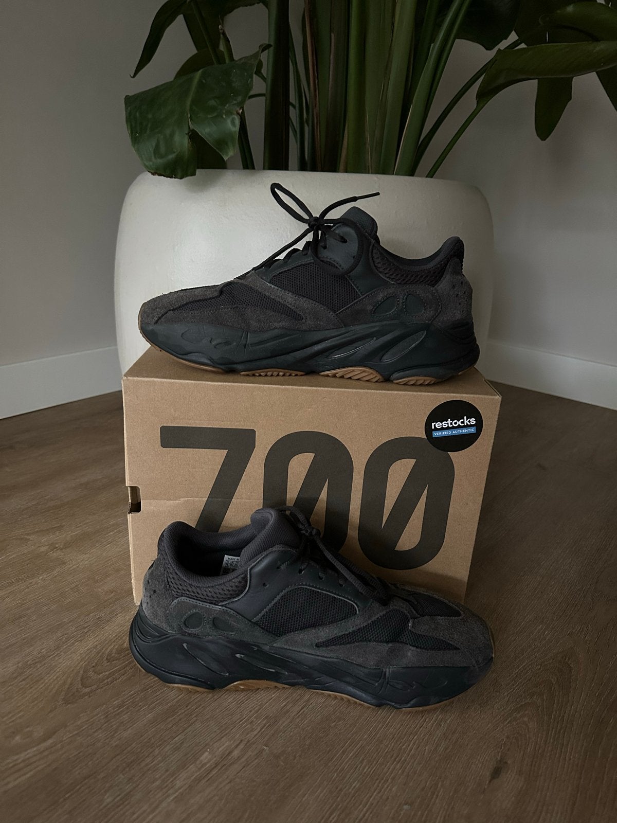 Yeezy Boost 700 V2 Utility black - Maat 45 1/3, Ophalen of Verzenden, Zo goed als nieuw, Zwart, Sneakers of Gympen