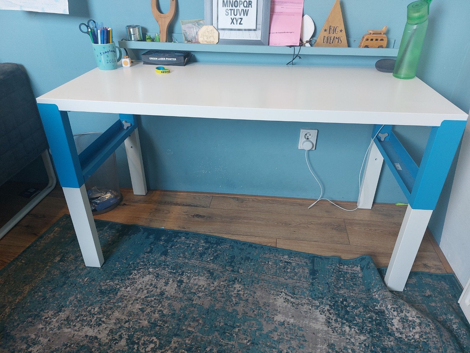 ikea Stevig kinderbureau met opbergplank - Wit/Blauw, Ophalen, Opbergruimte, Gebruikt, Hout