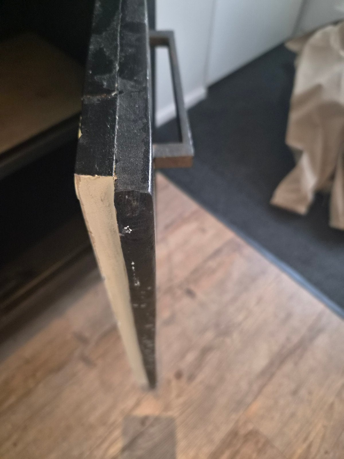 Foto 9 van Zwart metalen vitrinekast met  hout