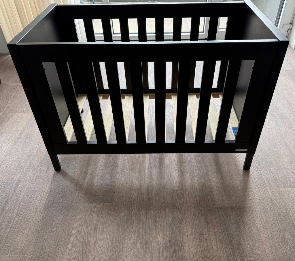 Zwart ledikant + commode, 70 tot 85 cm, Ophalen of Verzenden, Zo goed als nieuw, Lattenbodem