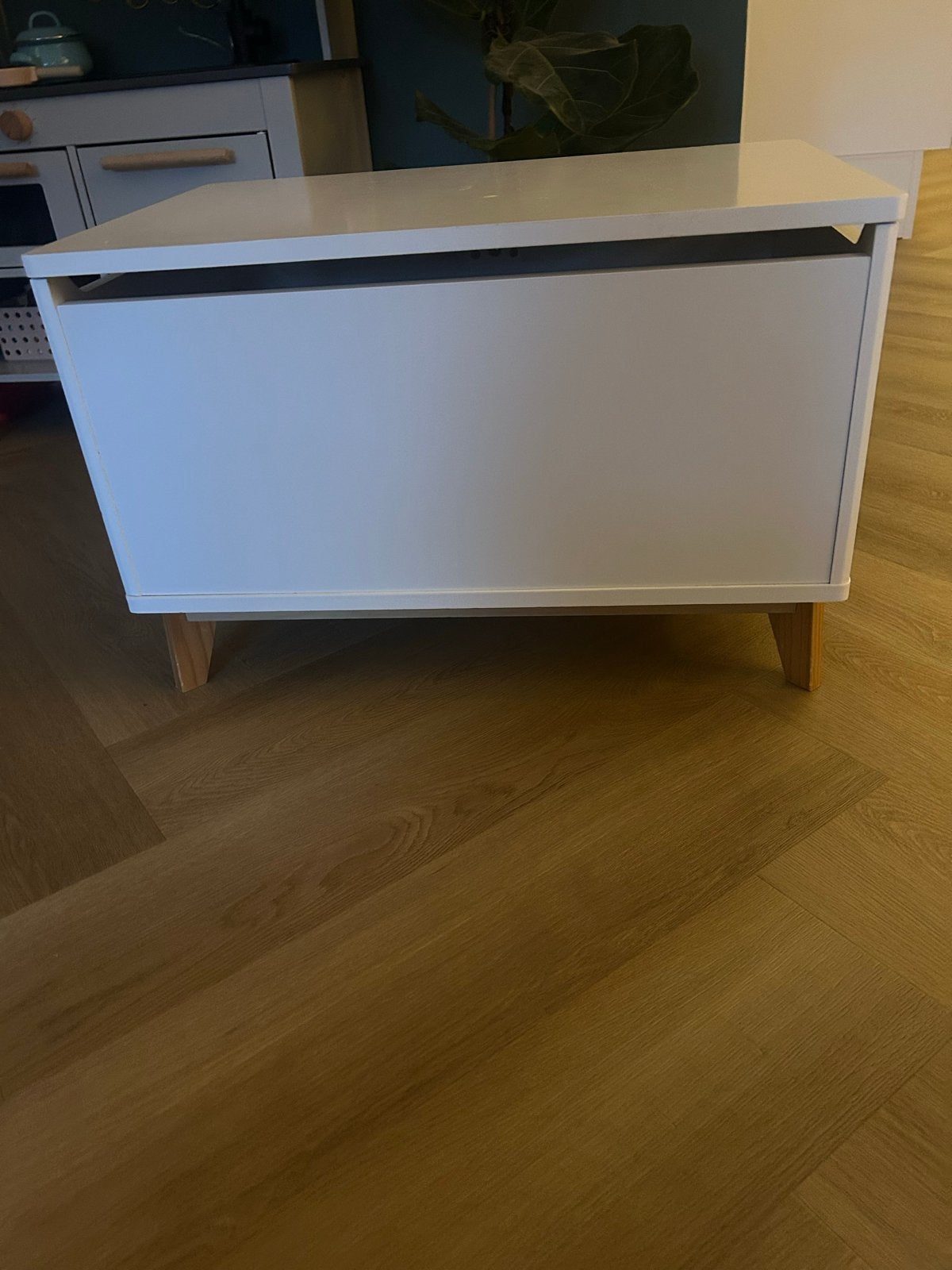 Witte speelgoedkist met houten poten, Huis en Inrichting, Woonaccessoires | Kisten, Ophalen, 50 – 75, Gebruikt, 50 tot 100 cm
