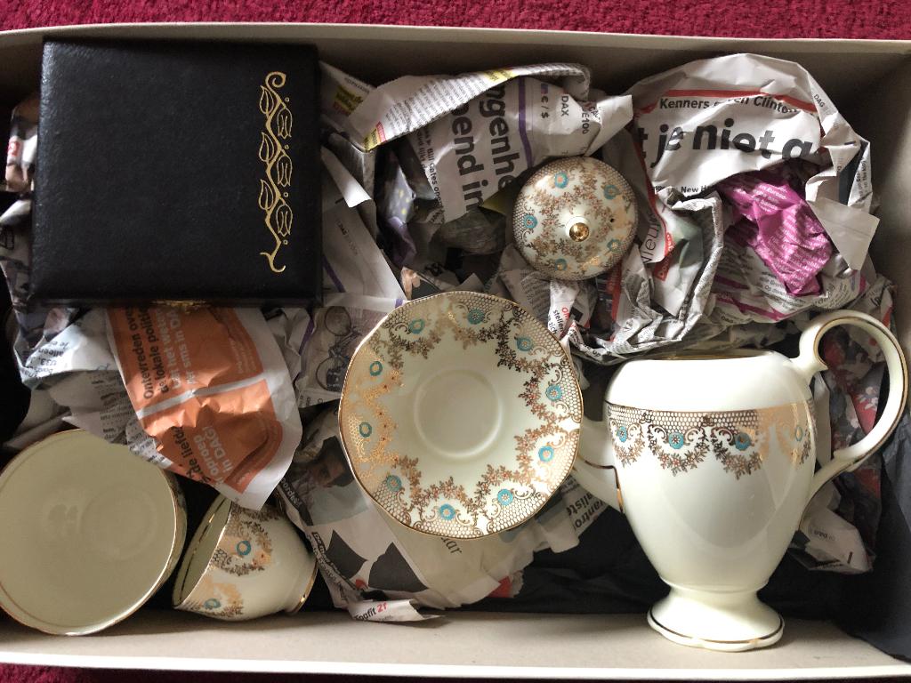 Salisbury Bone China England Tea set, pattern 3302 H, Ophalen, Zo goed als nieuw, Porselein, Kop en/of schotel