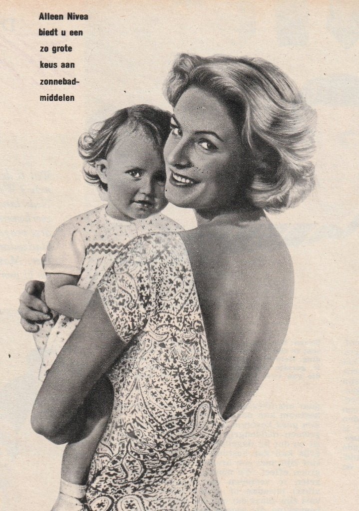 Retro reclame 1960 Nivea zonnebrand lotion moeder & kindje, Verzenden, Overige typen
