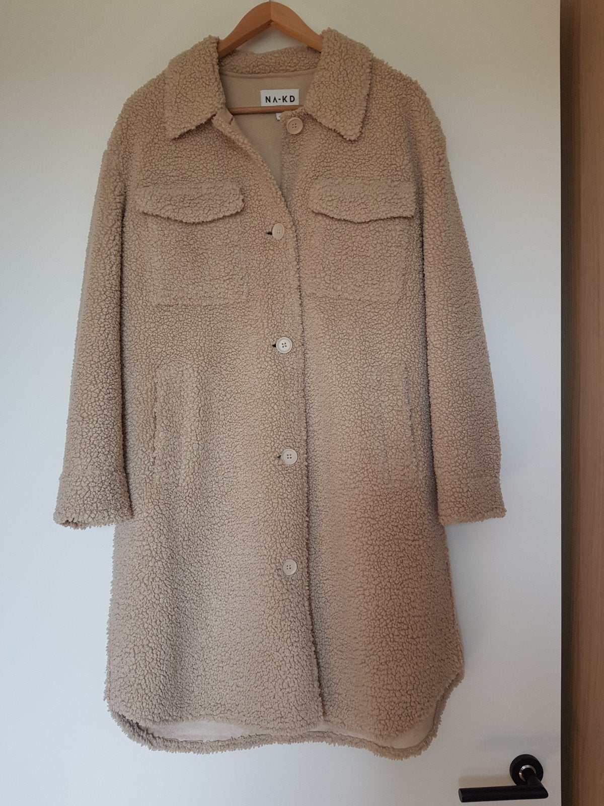 Prachtige jas van het merk NA-KD, Kleding | Dames, Jassen | Winter, Maat 38/40 (M), NA-KD, Beige, Nieuw