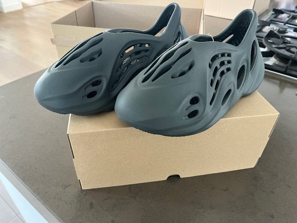 Adidas Yeezy Foam RNNR Carbon - 43, Zwart, Nieuw, Ophalen of Verzenden, Sneakers of Gympen
