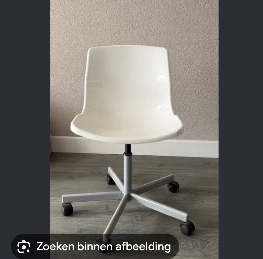 Mooie witte bureaustoel op wieltjes