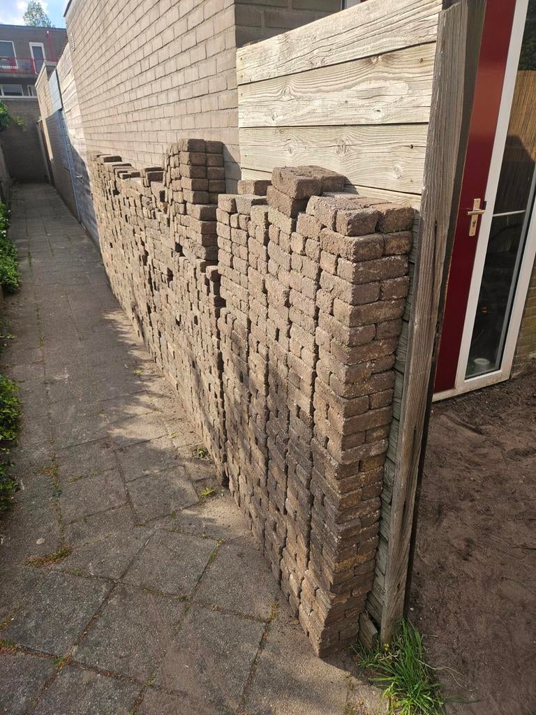 Gratis! Gebruikte betonnen klinkers voor tuin of oprit, Tuin en Terras, Tegels en Klinkers, Ophalen