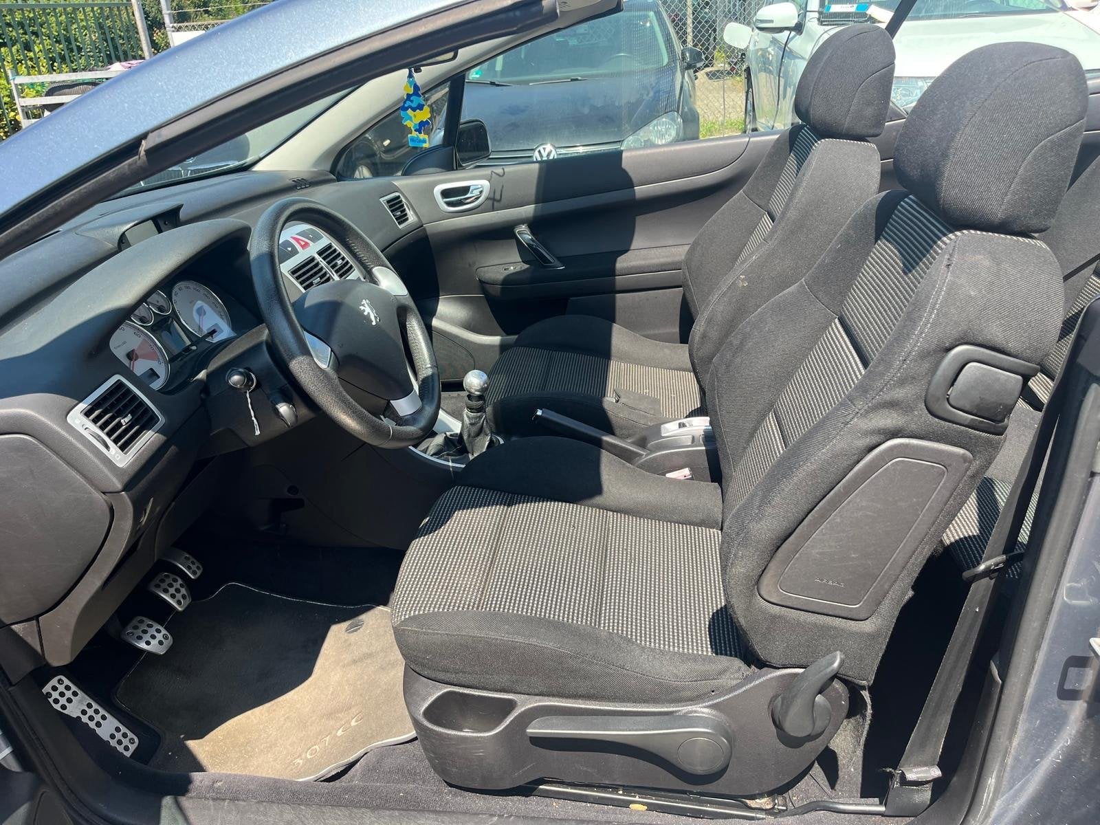 Peugeot 307 CC 2.0-16V AIRCO APK T/M 31-3-2027, Voorwielaandrijving, Dealer onderhouden, Gebruikt, Zwart