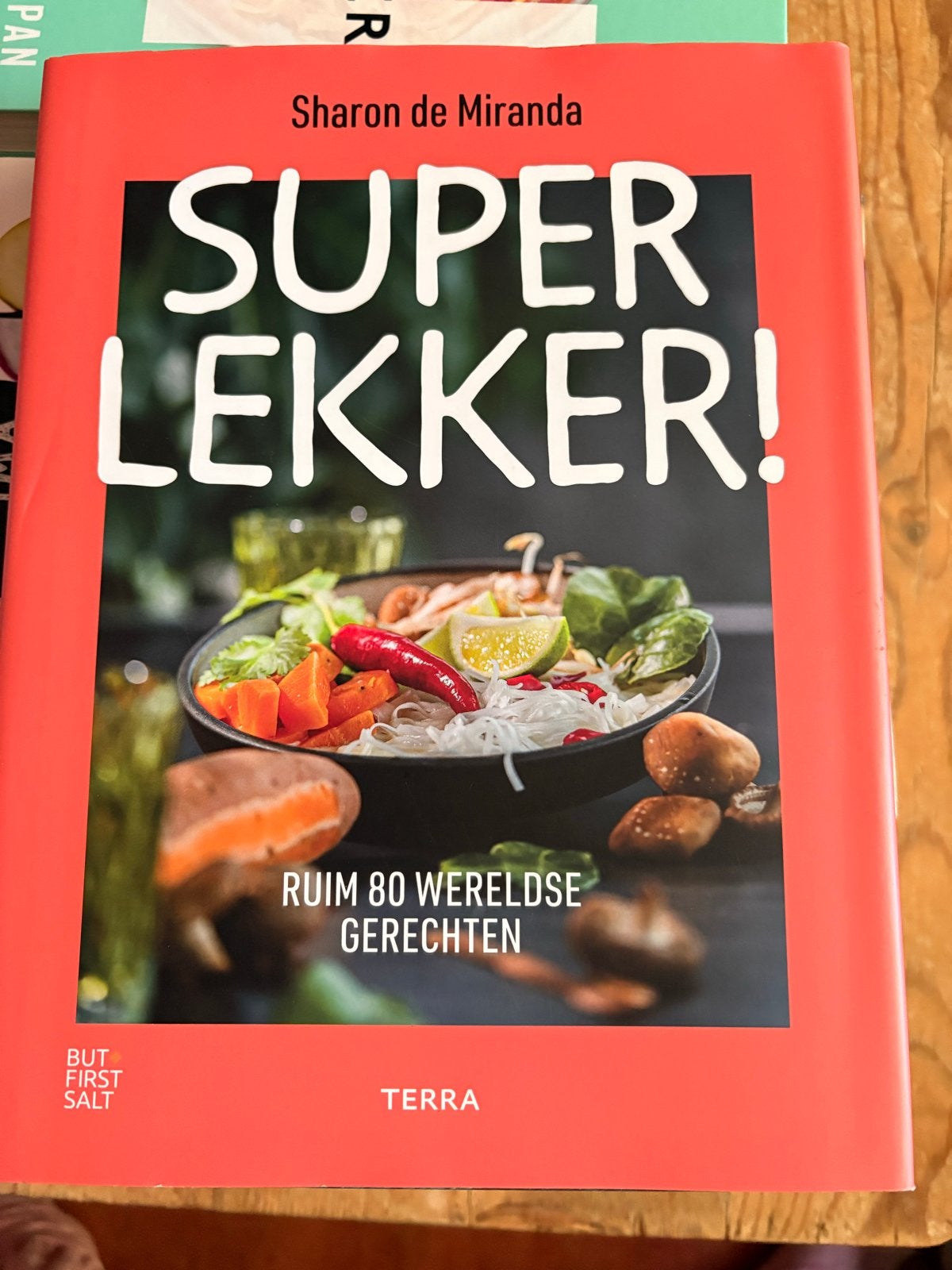 Super Lekker! Ruim 80 Wereldse Gerechten - Sharon de Miranda, Boeken, Kookboeken, Hoofdgerechten, Ophalen of Verzenden, Zo goed als nieuw