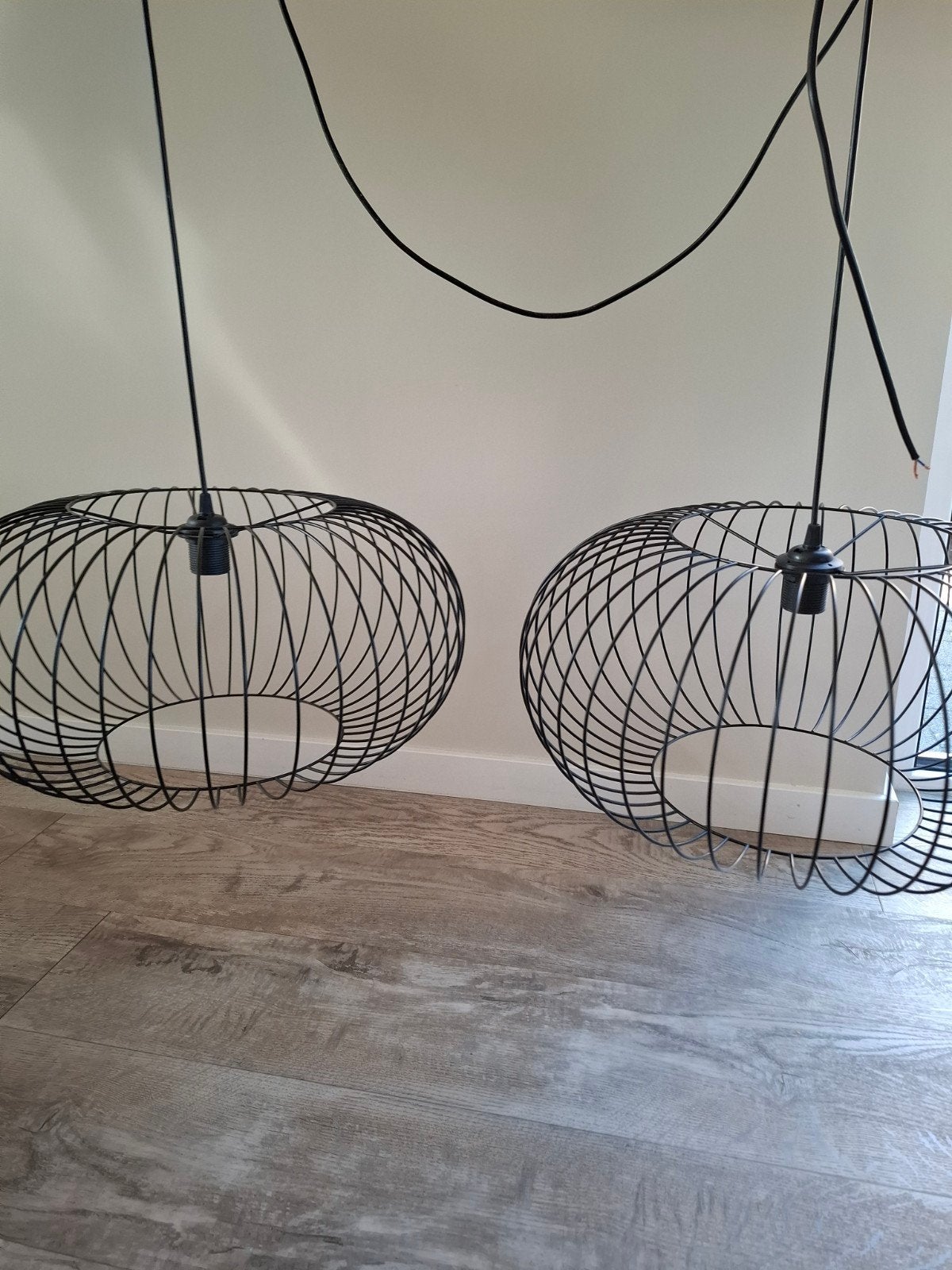2x Zwarte Draadstalen Hanglampen - Ø 52cm, Hoogte 26cm, Ophalen, Gebruikt, E27 (groot), Metaal