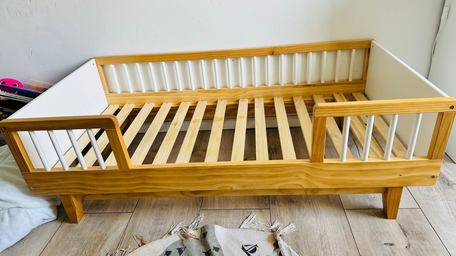Kinderbed met lattenbodem - Hout en wit, Ophalen, Gebruikt, 70 tot 85 cm, 140 tot 160 cm