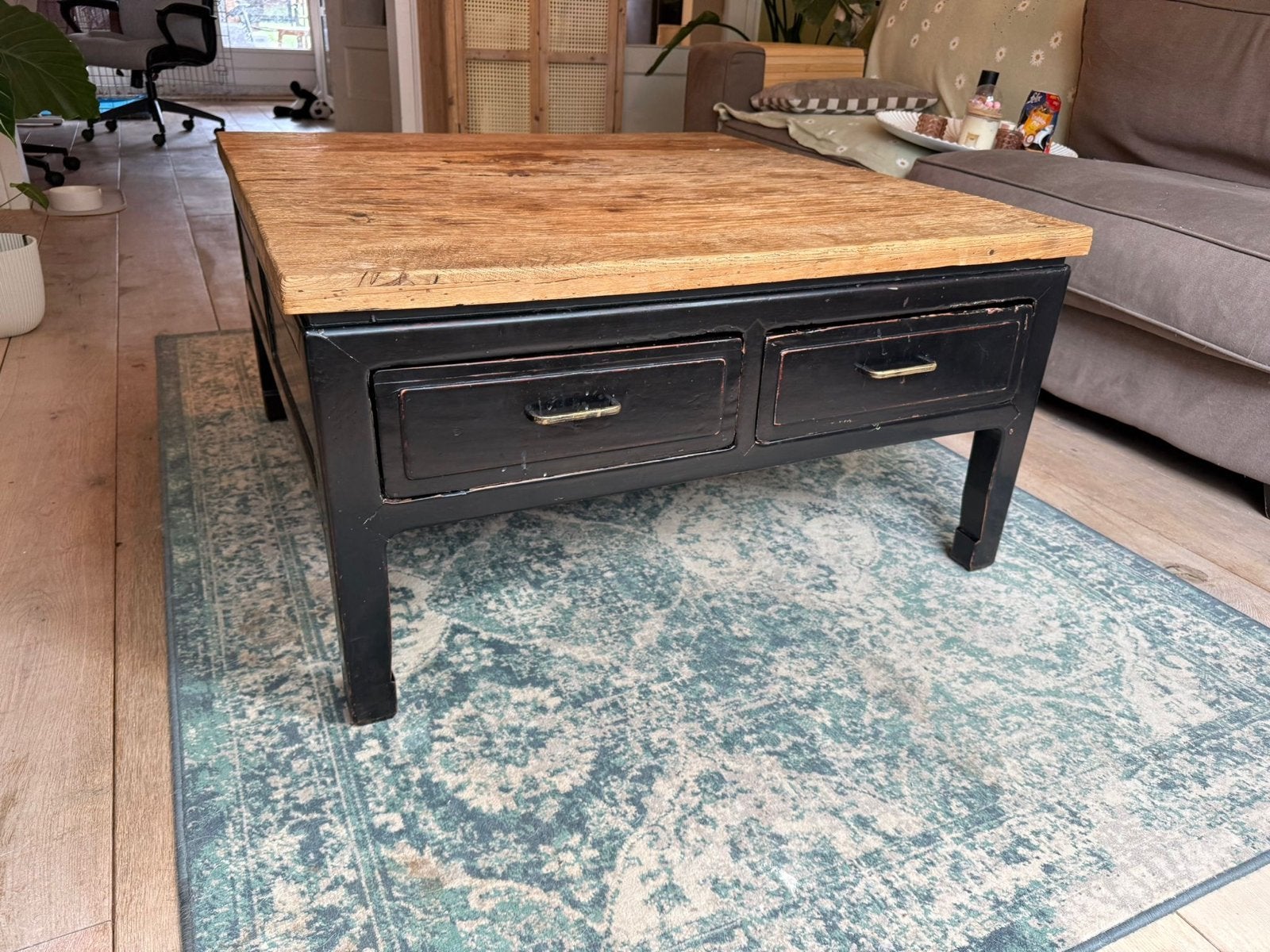 Industriële salontafel met diepe lades en eikenhouten blad, Ophalen, 50 – 75, Gebruikt, 50 tot 100 cm