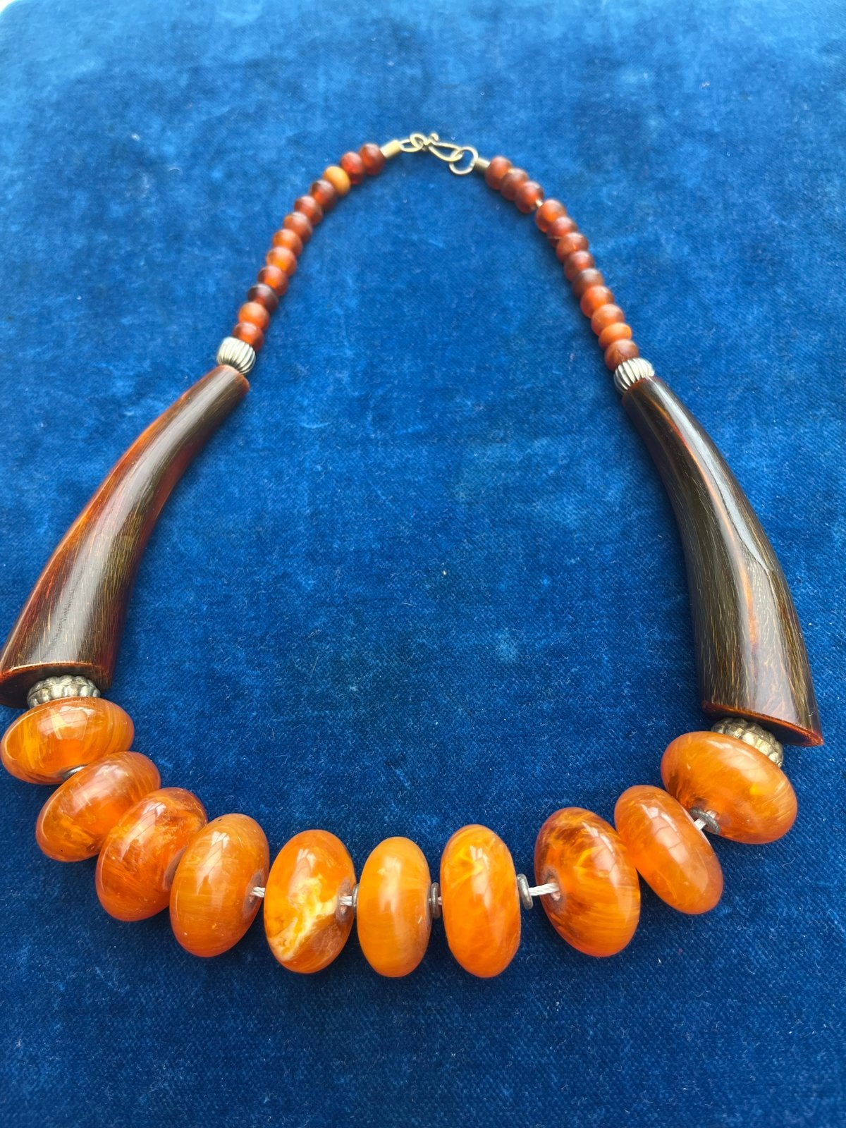 Unieke oranje kralen ketting met houten accenten, Ophalen of Verzenden, Zo goed als nieuw, Oranje, Overige materialen