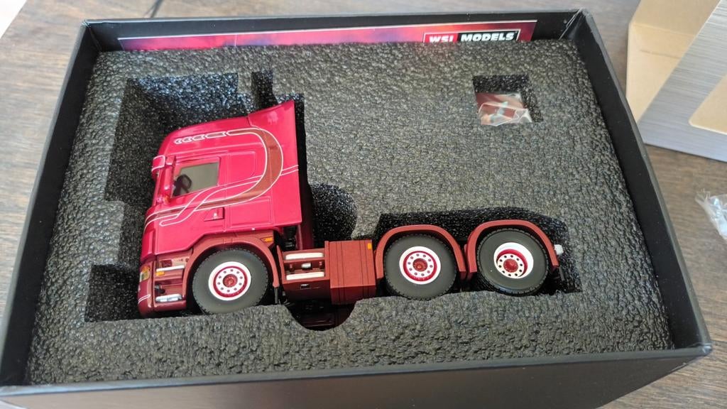 WSI Scania trekker Freddy Gerdez, Hobby en Vrije tijd, Modelauto's | 1:50, Ophalen of Verzenden, Nieuw, Bus of Vrachtwagen, Wsi