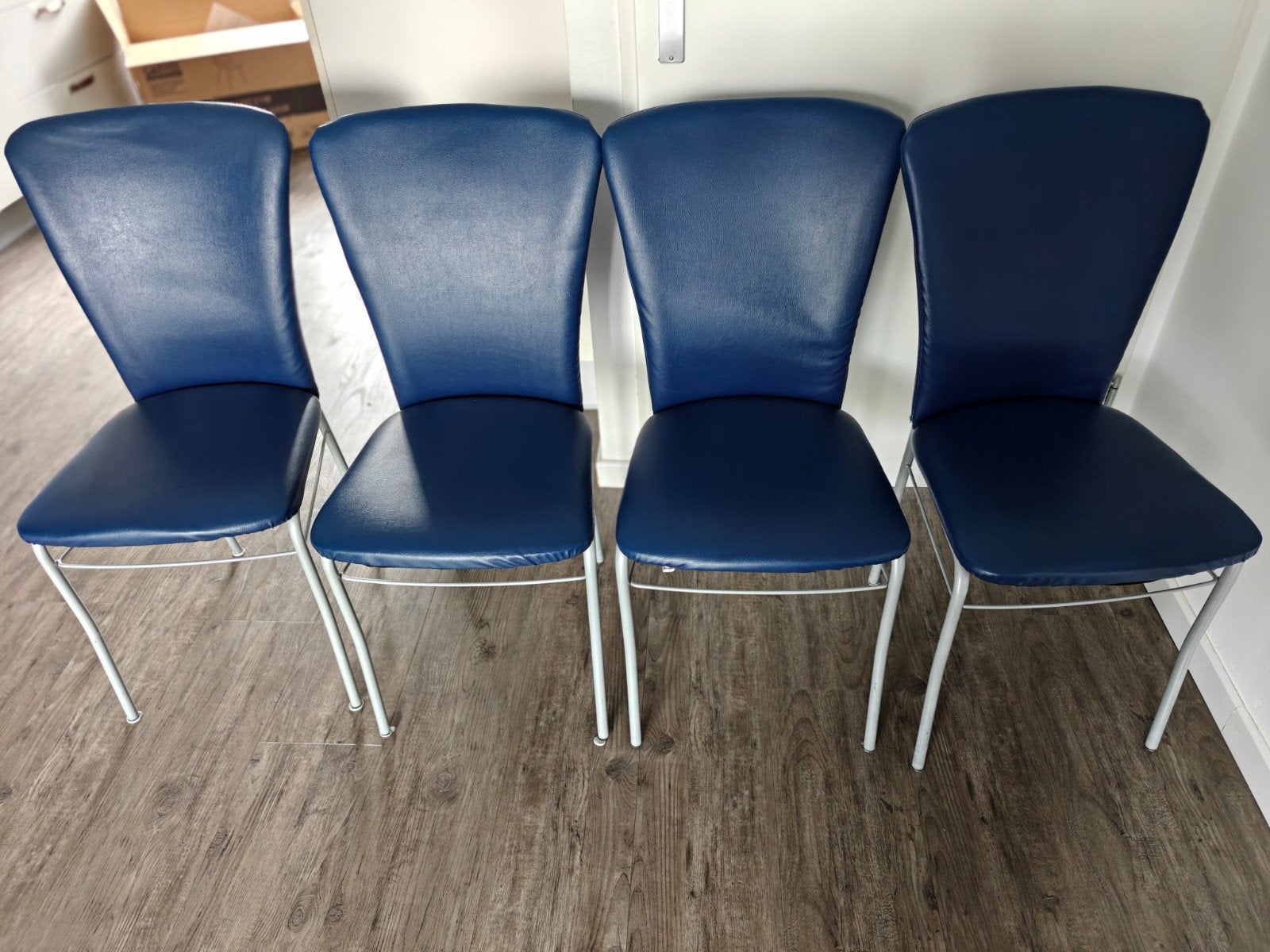 4 prachtige blauwe eetkamerstoelen van kunstleer, Huis en Inrichting, Ophalen, Gebruikt, Blauw, Leer