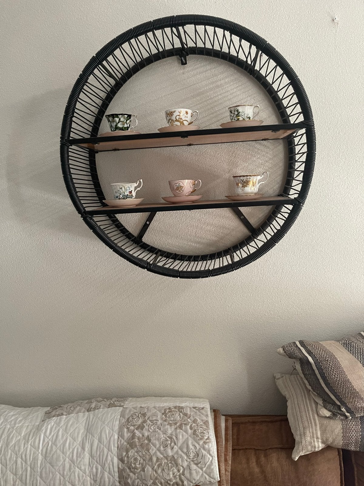 Ronde wandplank / hangkastje - Zwart rotan look, Huis en Inrichting, Woonaccessoires | Wandplanken en Boekenplanken, Ophalen, Zo goed als nieuw
