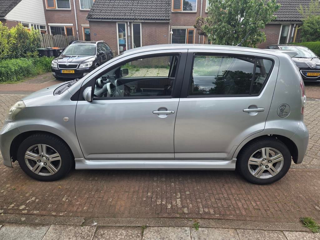 Daihatsu Sirion 1.3 AUT 2006 Grijs, Stof, 4 cilinders, Sirion, 930 kg