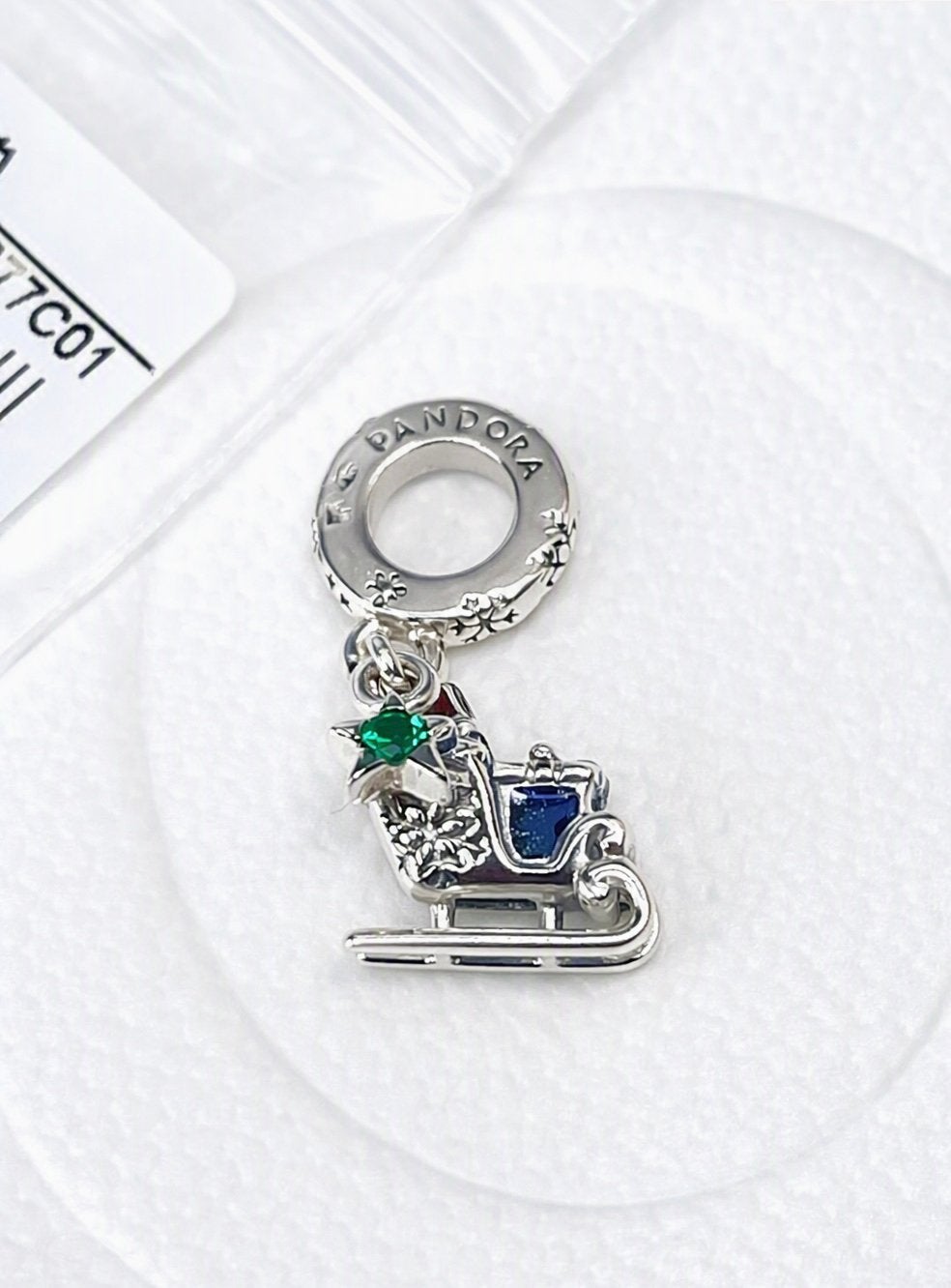 NIEUW Pandora Kerst bedeltje slee met cadeautjes 792977C01, Ophalen, Nieuw, Zilver, Pandora
