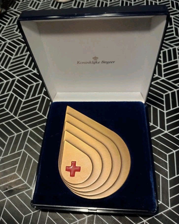Koninklijke Begeer bronze Medaille met Rood Kruis, Ophalen, Brons