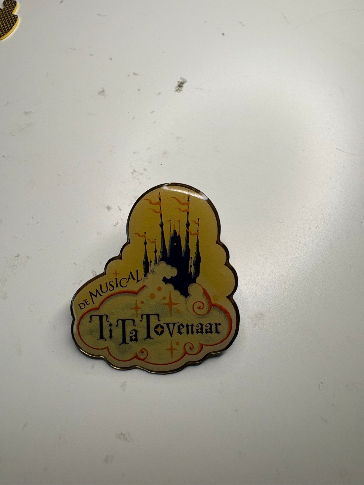 Efteling Pin - Ti Ta Tovenaar De Musical, Ophalen of Verzenden, Zo goed als nieuw, Button of Speldje
