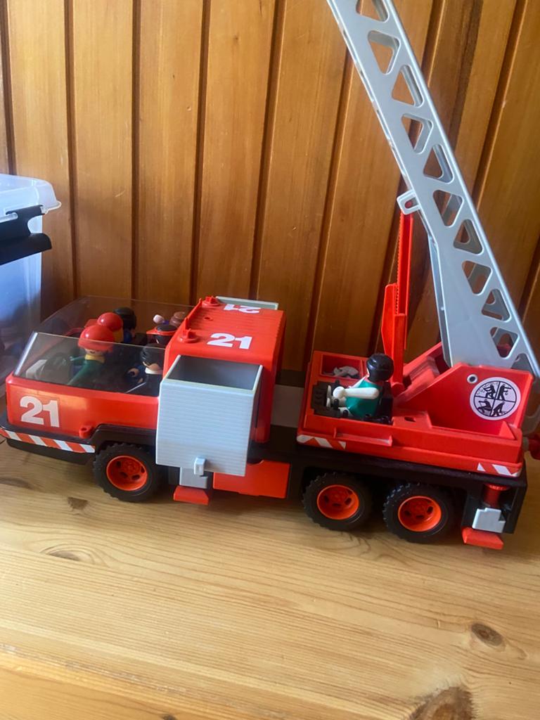Grote Brandweerauto en box met Playmobil., Ophalen of Verzenden, Gebruikt