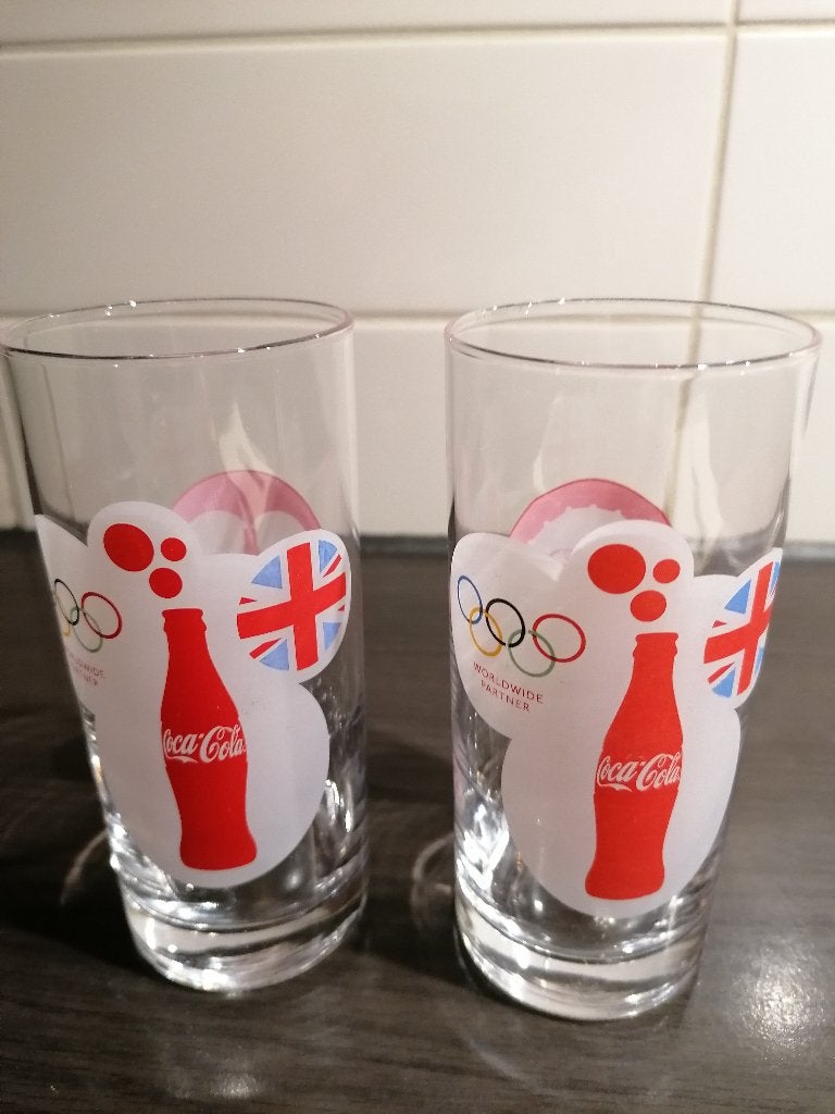 2 verschillende Coca-Cola glazen. (Olympische spelen 2012), Ophalen of Verzenden, Zo goed als nieuw, Frisdrankglas