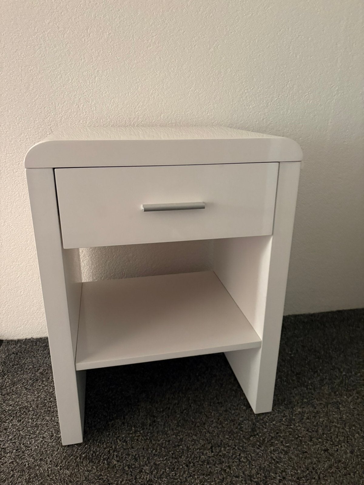 Wit hoogglans nachtkastje, Ophalen, Minder dan 45 cm, 55 tot 70 cm, Zo goed als nieuw