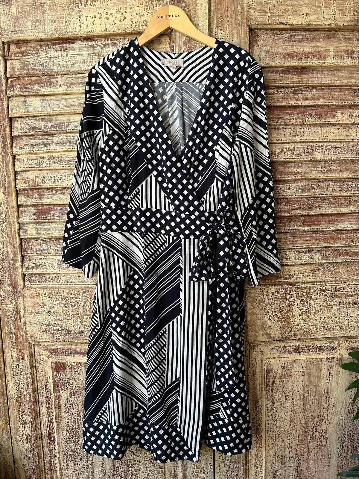 Hobbs zwart witte wikkeljurk maat 42 viscose, Kleding | Dames, Ophalen of Verzenden, Zo goed als nieuw, Maat 42/44 (L), Zwart