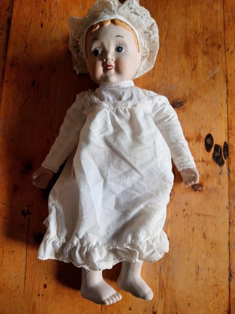 Antieke Porseleinen Babypop met Kanten Mutsje, Verzamelen, Poppen, Ophalen of Verzenden, Gebruikt, Babypop