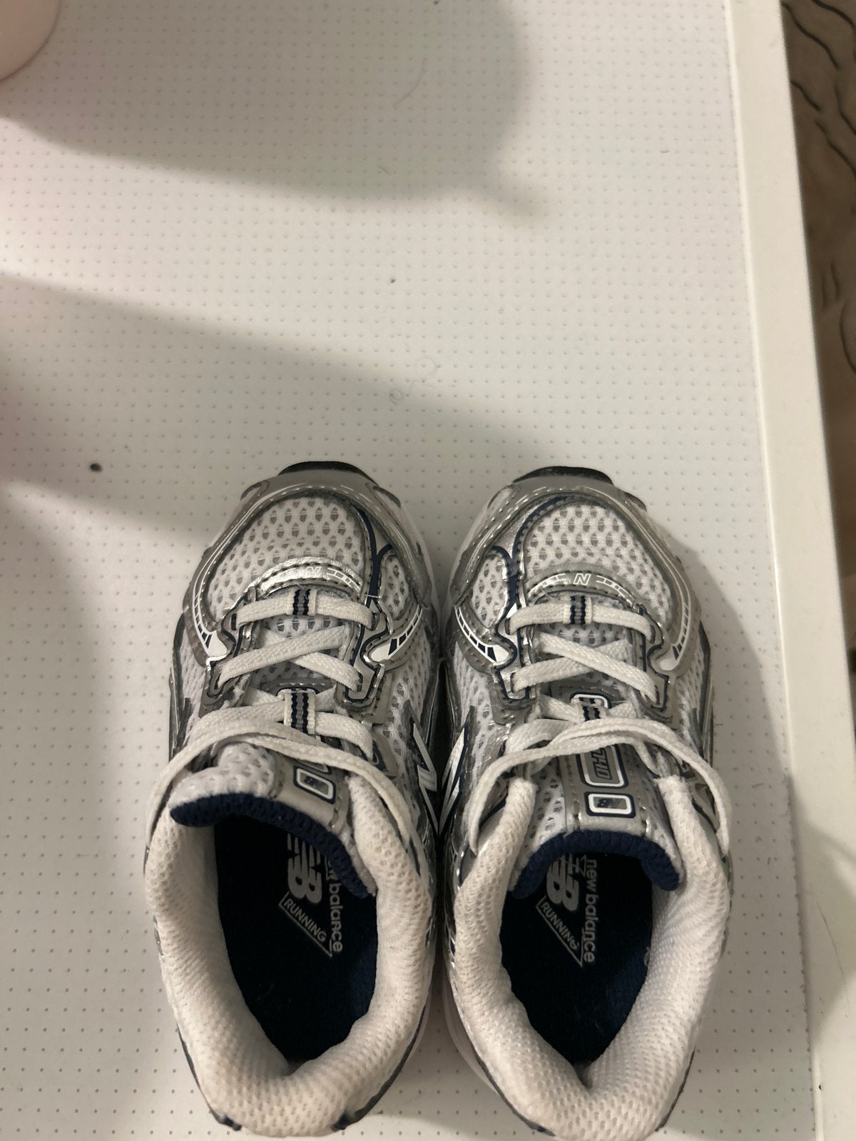 New Balance blauw & wit grijs - Maat 22,5, Kinderen en Baby's, Ophalen, Gebruikt, Jongetje of Meisje, Schoentjes