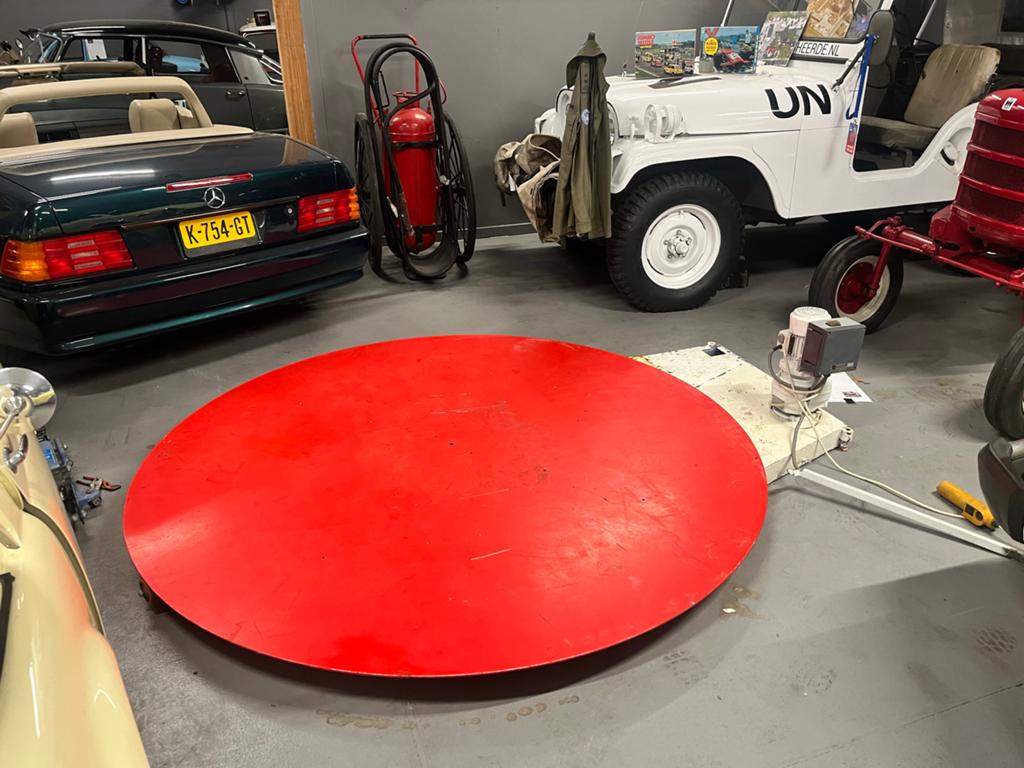 Draaiplateau voor motorenbeurs of fotostudio, Ophalen