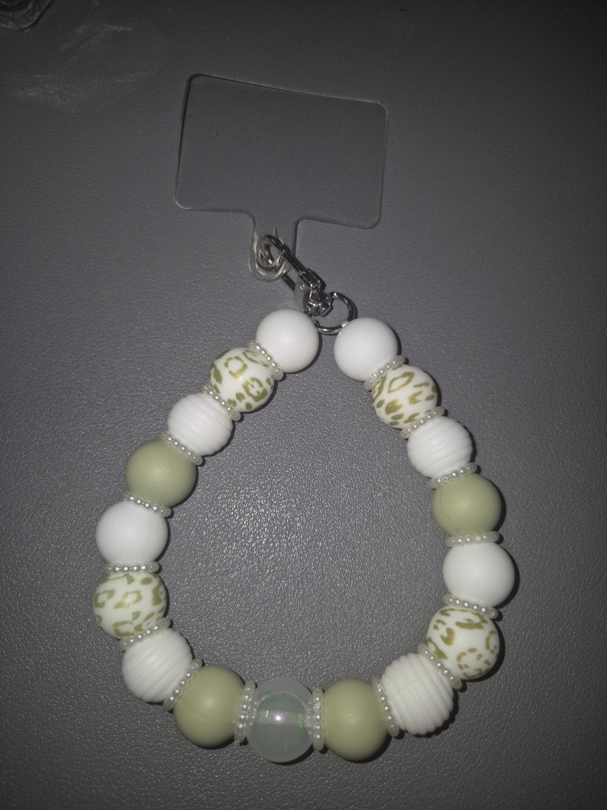 Telefoonhanger met luipaardprint en matte kralen, Sieraden, Tassen en Uiterlijk, Armbanden, Wit, Kunststof of Plastic, Nieuw, Ophalen of Verzenden