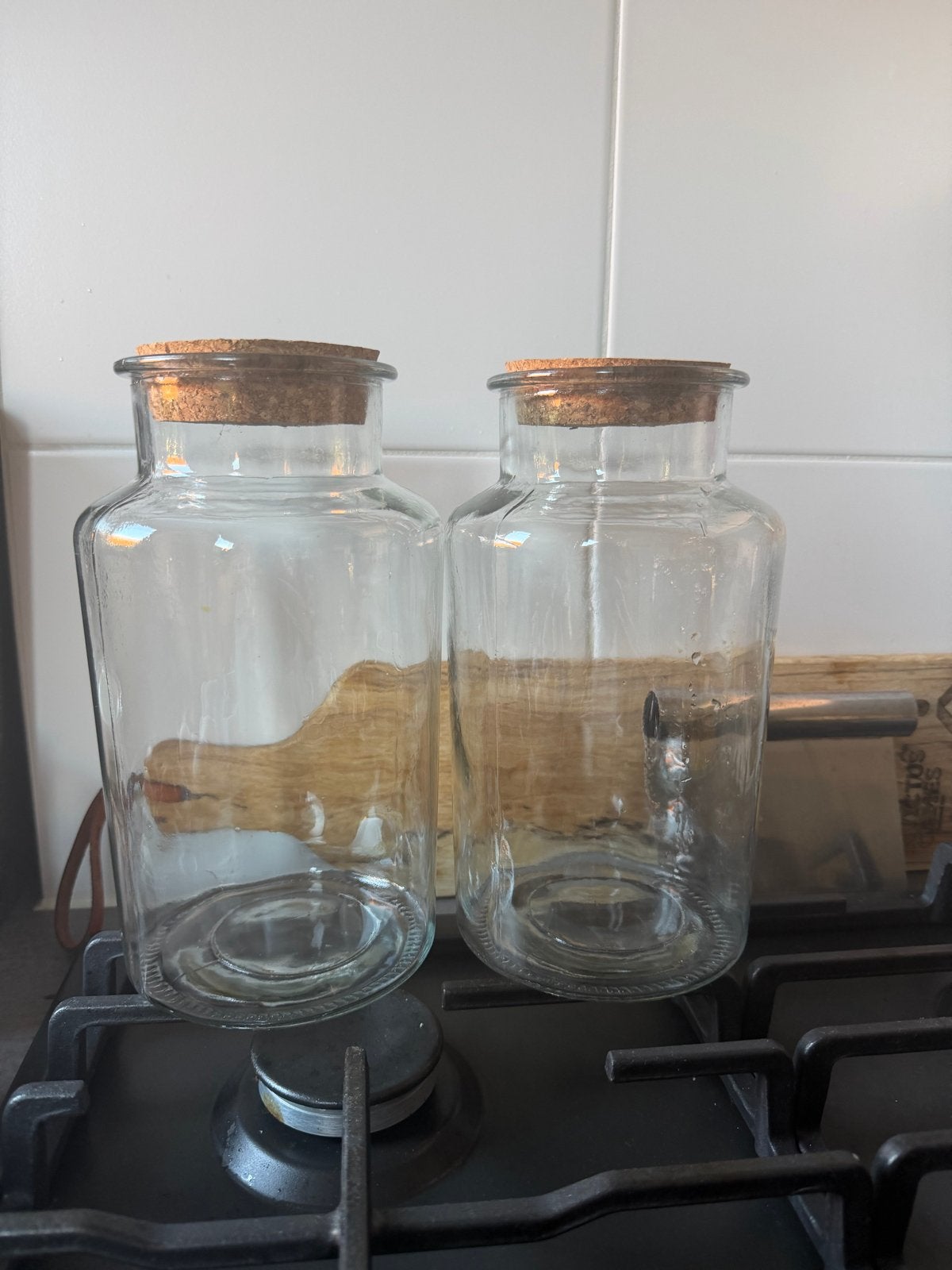Set van 2 Glazen Potten met Kurken Deksel - 23cm Hoog, Huis en Inrichting, Ophalen, Gebruikt, Transparant, Glas