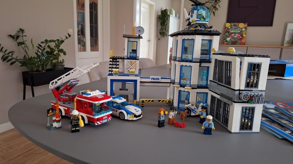 Lego City Politiebureau (60141) - bijna compleet, Kinderen en Baby's, Ophalen of Verzenden, Gebruikt, Complete set, Lego