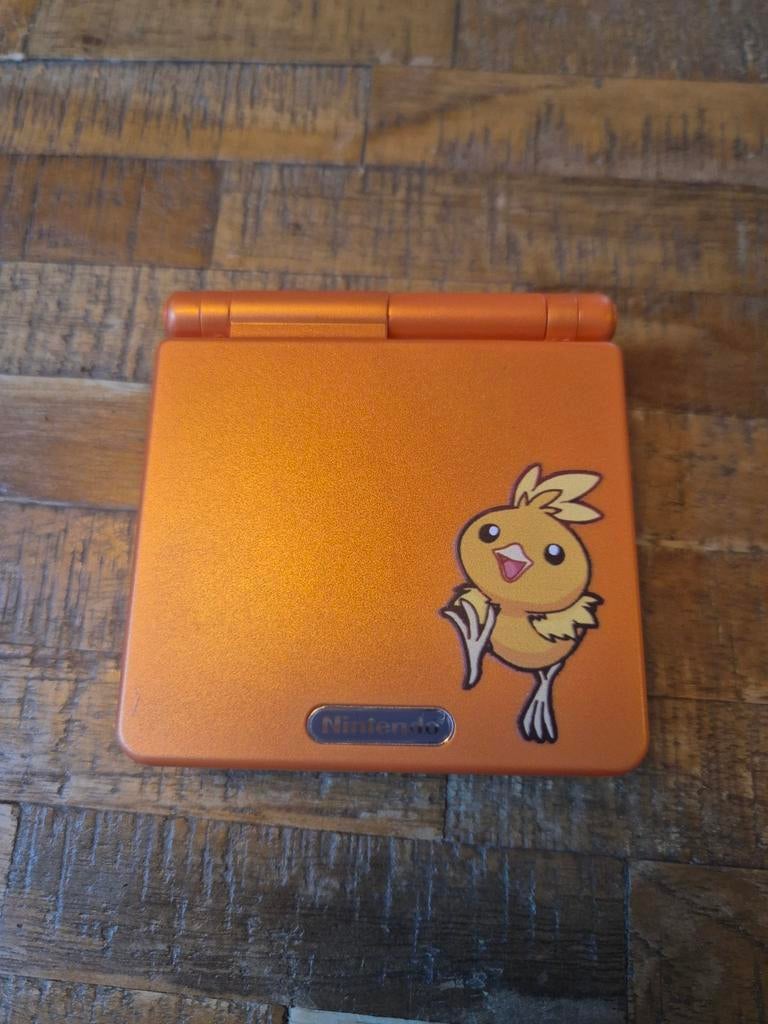 Game Boy SP Torchic IPS V5 - Prachtig!, Spelcomputers en Games, Spelcomputers | Nintendo Game Boy, Ophalen of Verzenden, Zo goed als nieuw