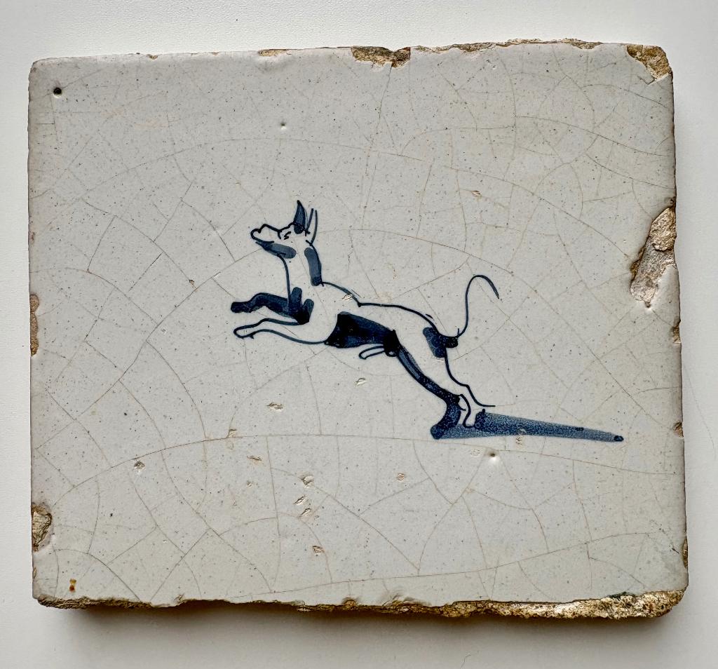 Antieke wandtegel 18e / vroege 19e eeuw  met hond, Antiek en Kunst, Antiek | Wandborden en Tegels, Ophalen of Verzenden