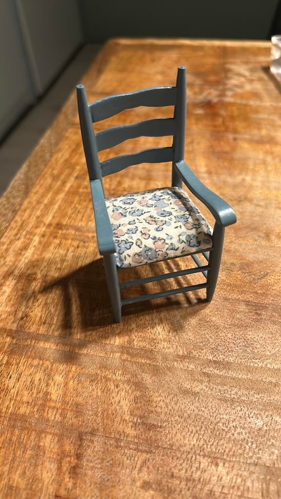 popenhuis stoeltje, Verzamelen, Poppenhuizen en Toebehoren, Ophalen of Verzenden, Zo goed als nieuw, Poppenhuis