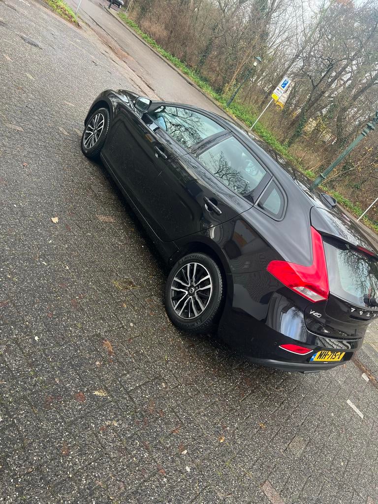Volvo V40 1.5 T2 122PK Geartronic 2017 Zwart, Auto's, Volvo, 1498 cc, 4 cilinders, 700 kg, Origineel Nederlands